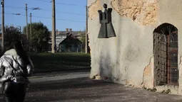У Луцьку замурували прохід між «Динамо» і синагогою: виник конфлікт (фото)