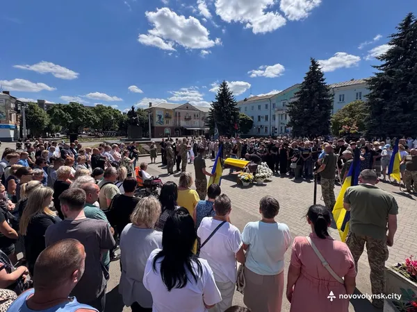 Назавжди 20: на Волині провели в останню дорогу захисника Валентина Агеєнка (фото)