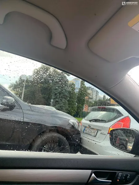 У Луцьку на «турбокільці» зіткнулись Mercedes і Ford (фото)