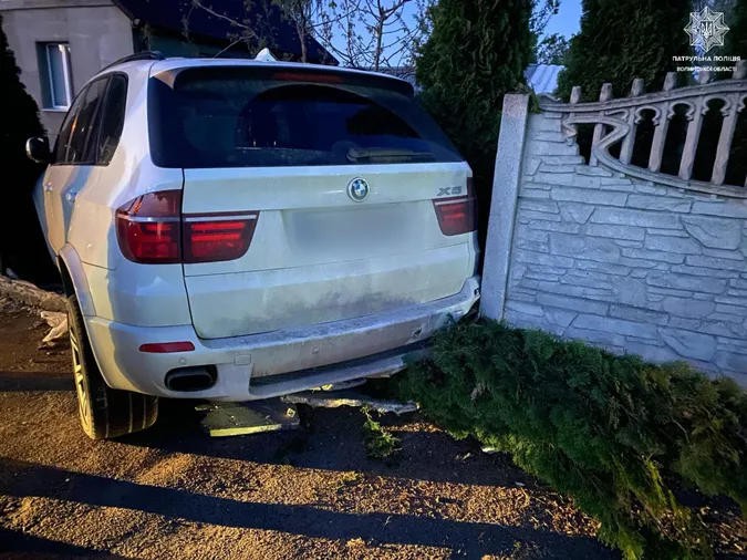 У Луцьку п'яний на BMW зніс паркан біля будинку (фото)