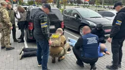 «Сімейний підряд»: на Волині викрили схему переправлення чоловіків за кордон через фіктивні шлюби (фото)