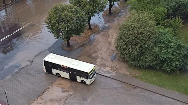 Зупинилися тролейбуси: у Луцьку затопило проспект Відродження (фото, відео)