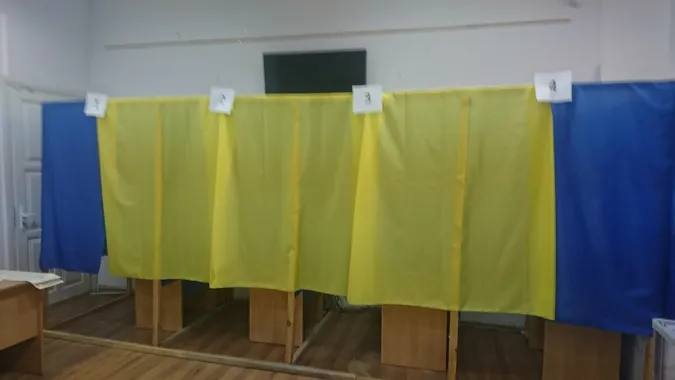 Волинь: ОПОРА знову фіксує агітацію, нестачу кабінок та повідомляє про конфуз із підписом за іншу особу