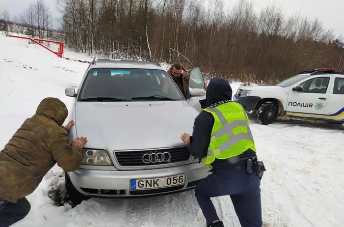 На Волині поліцейські допомогли десяткам водіїв, які потрапили в халепу (фото)