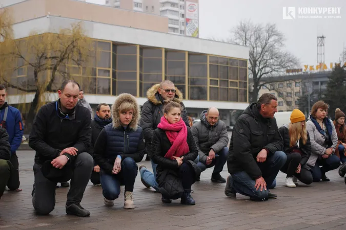 У Луцьку на колінах попрощалися зі ще одним загиблим Героєм (фото)