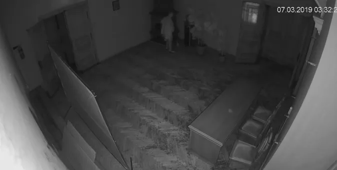 У Львові лікарка справила нужду в графин у мерії (відео)