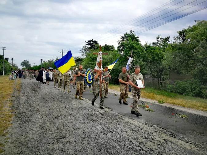 Громада зустріла навколішки: на Волині прощалися з Героєм Олексієм Омельчуком
