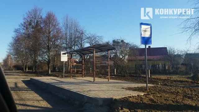 На об’їзній через Рованці проклали тротуар та облаштували зупинку