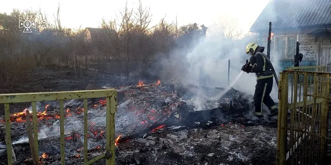 На Волині через підпали сухої трави згоріли три будівлі, а чоловік отримав опіки (фото)