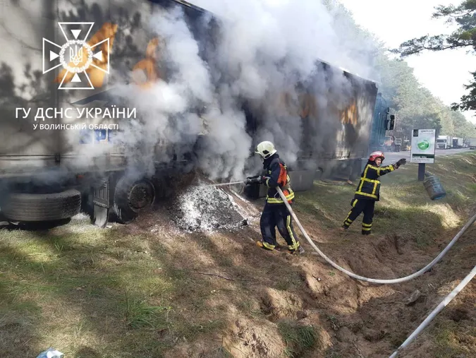 На Волині посеред дороги загорілася фура з крохмалем (фото, відео)