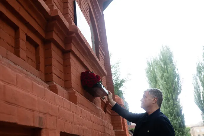 Петро Порошенко побував на Донбасі – привіз на передову обладнання та вшанував українських героїв (фото)