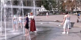 Фонтани, водяні арки та черги за напоями: як у Луцьку рятуються від аномальної спеки (відео)