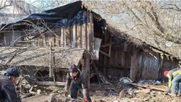 У Луцьку муніципали розвалили старі халабуди на Дубнівській (фото)