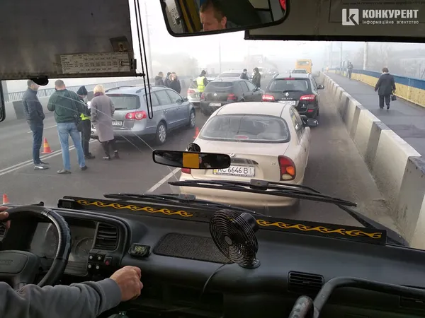 У Луцьку на шляхопроводі біля «Там-Таму» – аварія: утворився затор (фото, оновлено)