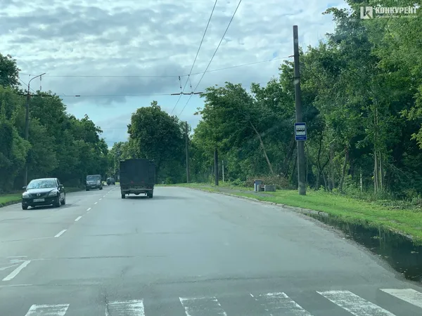 Зупинка на вулиці Глушець, навпроти Київського Майдану