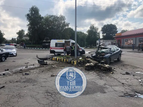 У Володимирі – автотроща на перехресті (фото, відео)