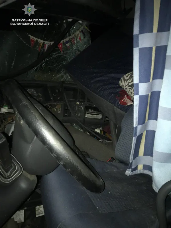 На Волині п’яний водій Volvo з причепом протаранив припарковане авто (фото)