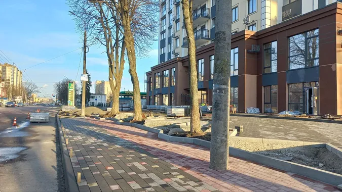 У Луцьку облаштовують велодоріжку зі стовпом посередині (фото)