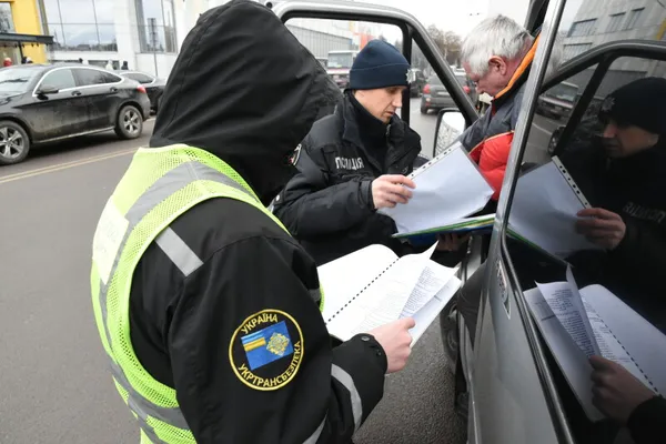 У Луцьку перевіряли, де зупиняється приміський і міський транспорт (фото)