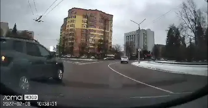 «Рванув, як йолоп»: у Луцьку кросовер підрізав легковик на кільці біля історичного (відео)