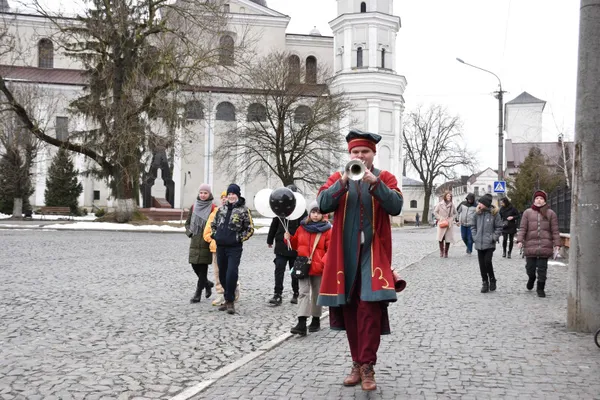 Офіційно: луцький кликун взявся до роботи (фото)