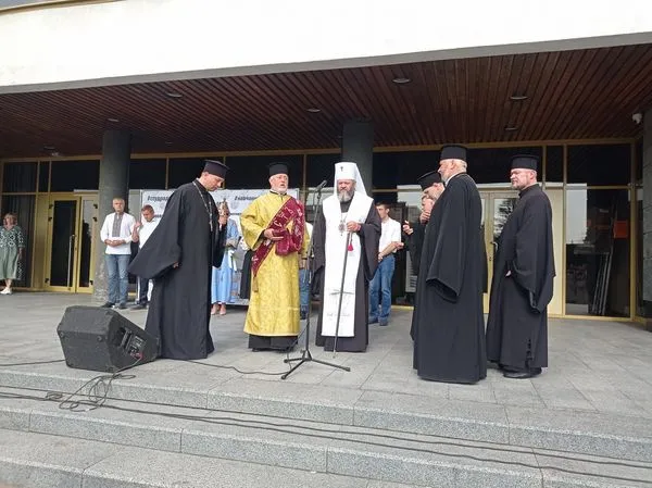Помолився й окропив водою: митрополит Михаїл благословив «першачків» ЛНТУ (фото)
