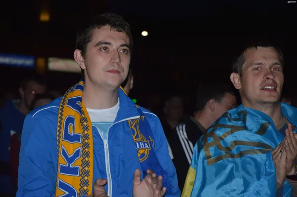 Багато вболівальників були у національних кольорах