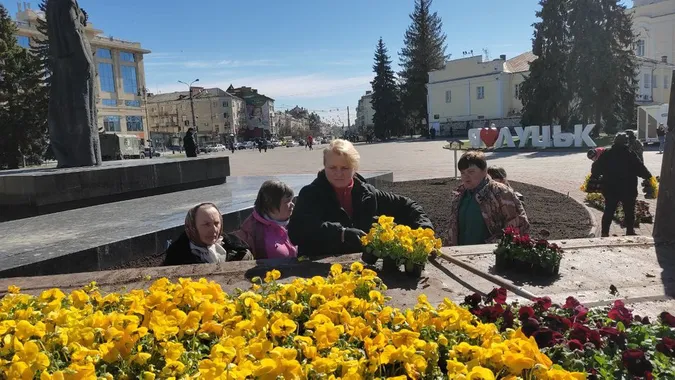На луцьких клумбах уже висадили півтори тисячі квітів (фото, відео)