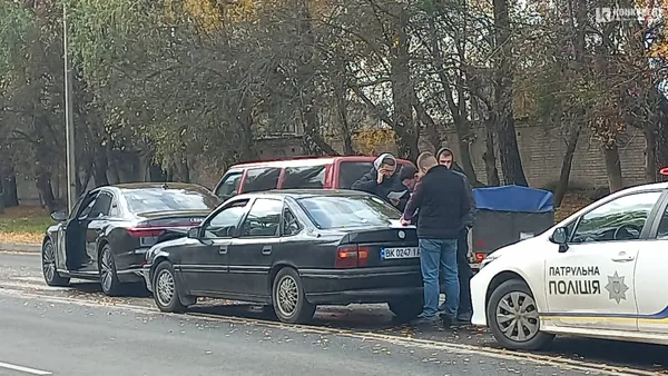 Зігнутий капот: у Луцьку – ДТП на Конякіна (фото)