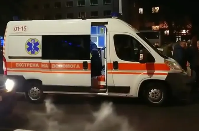 У центрі Луцька на переході водій наїхав на маму з дитиною (відео)