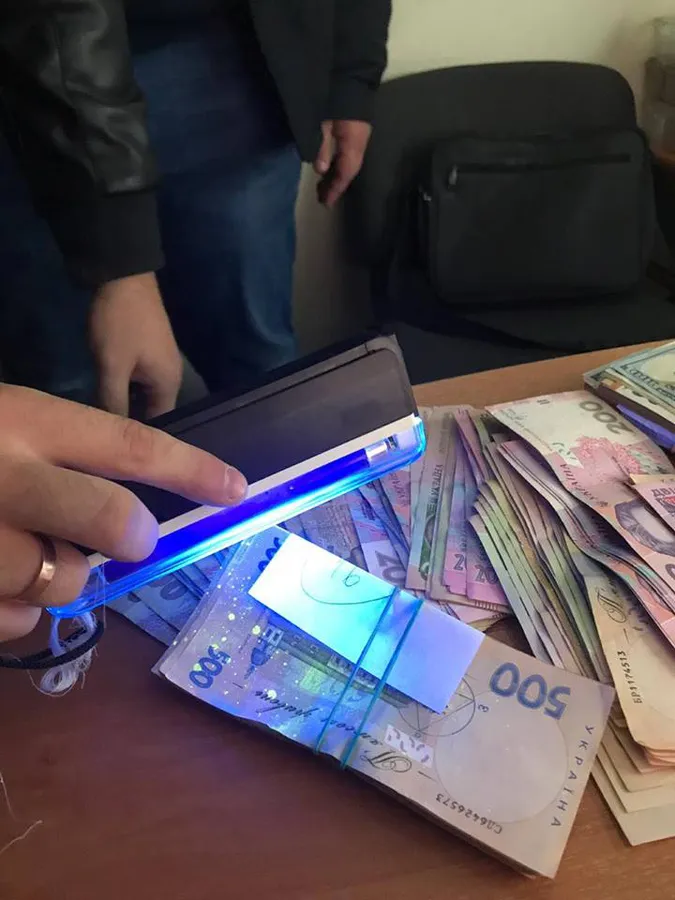 На Волині начальника лабораторії взяли на хабарі за сертифікат на авто (фото)
