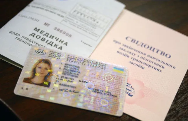 Депутат Волиньради звинувачує автошколи у продажі водійських посвідчень