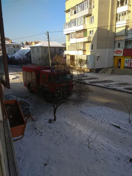 У Луцьку рятувальники визволяли дитину, яка випадково заблокувала себе вдома (фото, відео)