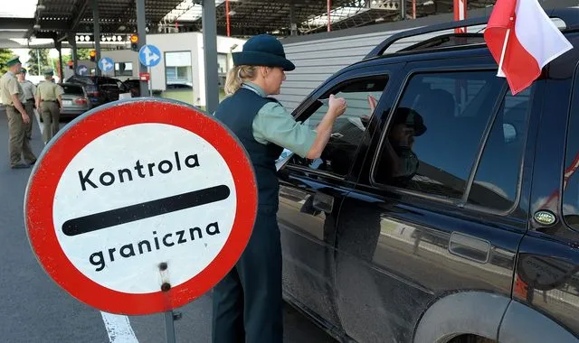 На кордонах із Польщею українців зустрічатимуть консули