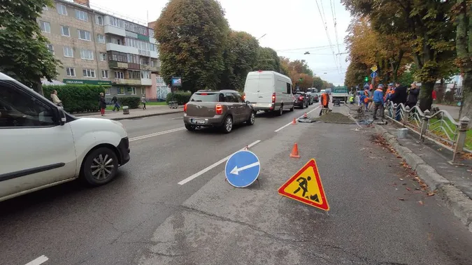 Рух ускладнений: у Луцьку на Перемоги міняють паркани (фото, відео)