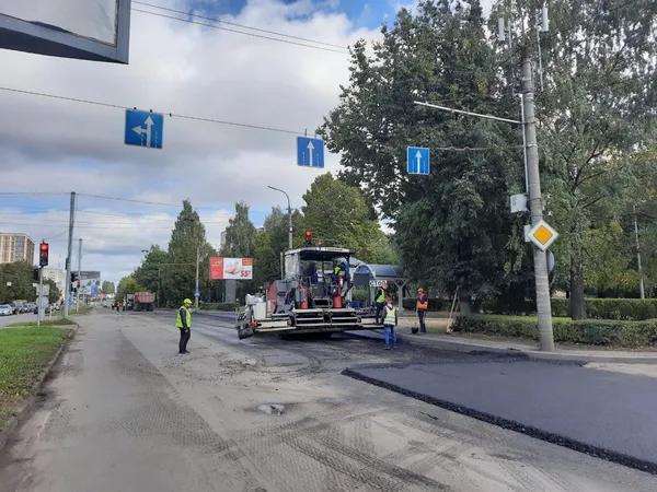 На проспекті Соборності в Луцьку вкладають новенький асфальт (фото, відео)