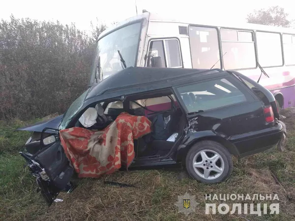 На трасі Львів-Ковель зіткнулися автобус і легковик: є жертви (фото) 