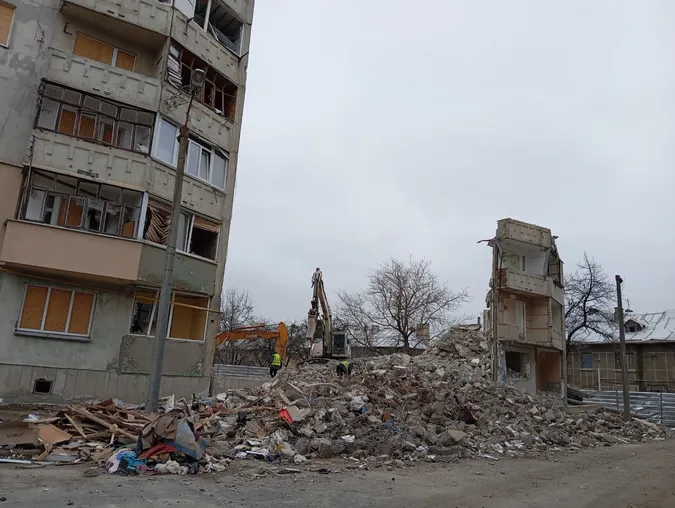Колись було життя, а тепер купа уламків: як виглядає зруйнований росіянами будинок у Луцьку (фото)