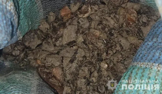 У волинянина забрали позашляховик, у якому він віз кілограм бурштину (фото)