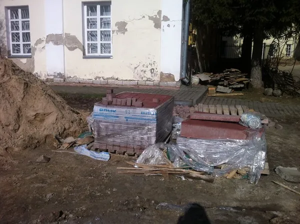 У Луцьку біля собору і кладовища встановлюють альтанку  (фото)
