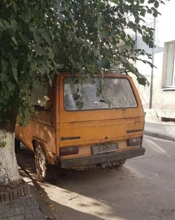 У центрі Луцька стоїть покинуте авто (фото)