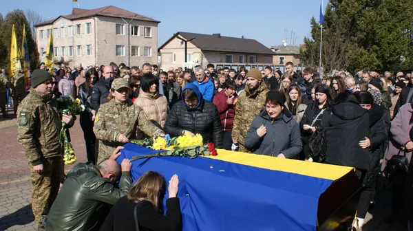 Врятована на фронті кішка Монка сиділа на труні: на Волині попрощалися з 23-річним азовцем «Фоксом» (фото)