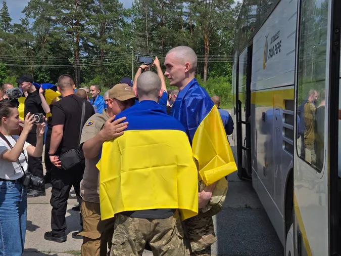Обмін розпочався: в Україну повернули полонених віком до 25 років (фото)