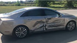 У Луцьку «чобіток» Volkswagen пом'яв люксовий Lincoln (фото)