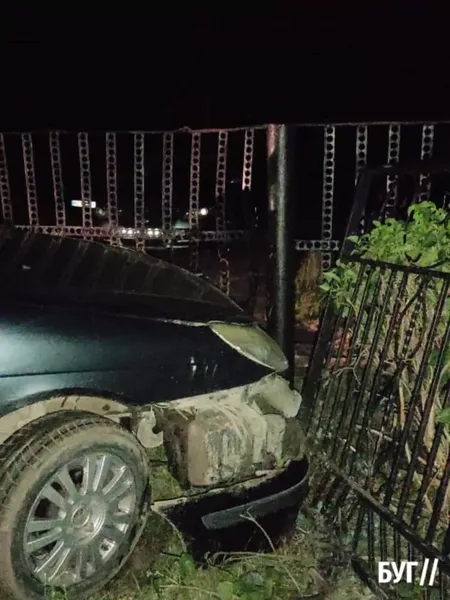 Волинянин втік від поліцейських після того, як протаранив паркан ліцею (фото)