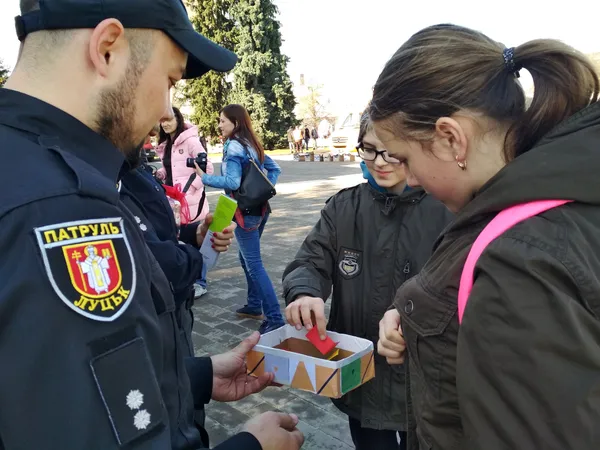 Патрульні у центрі Луцька розповідають дітям про безпечний Великдень (фото)