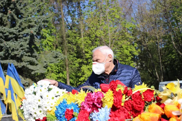 Квіти, пісні та ветерани: у Луцьку відзначили День перемоги (фото)