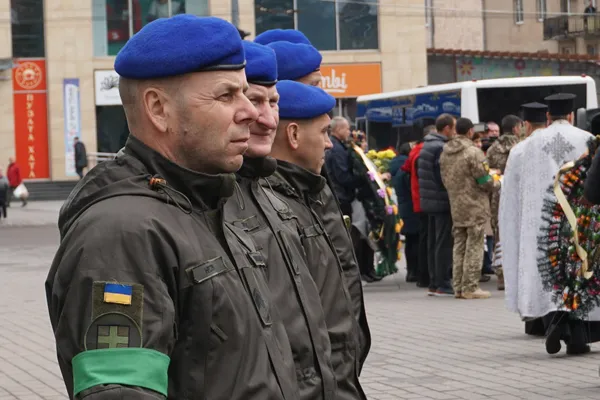 Напередодні Великодня у Луцьку прощалися з Героєм, згадуючи Ісуса (фото, відео)