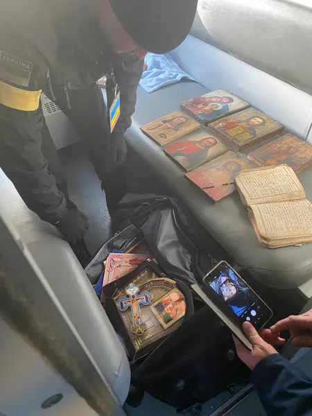 Через «Ягодин» намагалися вивезти шість старовинних ікон (фото)