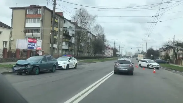 У Луцьку на Дубнівській – аварія, побилися «фольц» і «шкода» (відео)